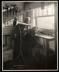 Thomas Edison neben einem Phonographen in seinem Labor, 1920 (Silbergelatineabzug)